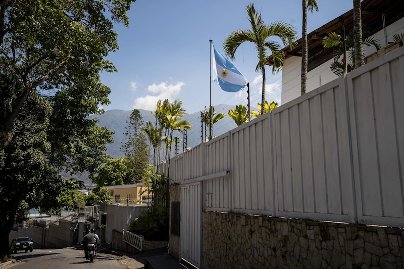 La bandera argentina flamea en el viento