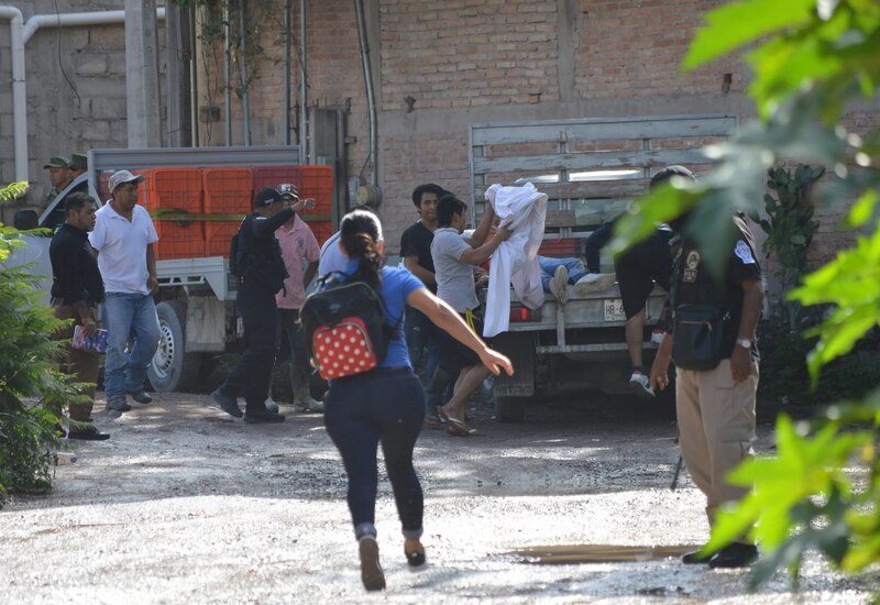 Rescatistas trasladan a un herido tras un accidente de tráfico