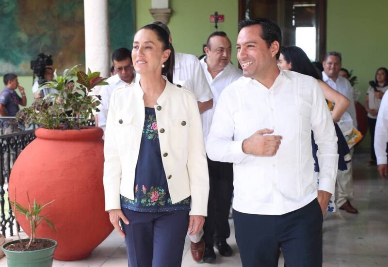 La candidata presidencial Xóchitl Gálvez y el candidato a gobernador de Morelos, Cuauhtémoc Blanco, durante un evento de campaña.
