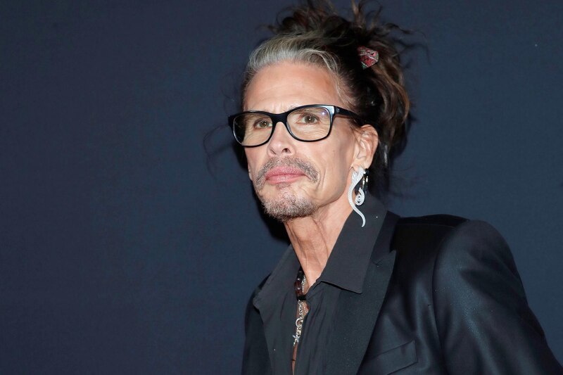 Steven Tyler, vocalista de Aerosmith, luce un nuevo look con gafas de sol y el pelo recogido