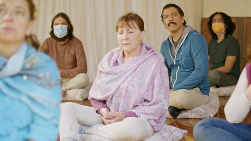 Personas meditando en grupo