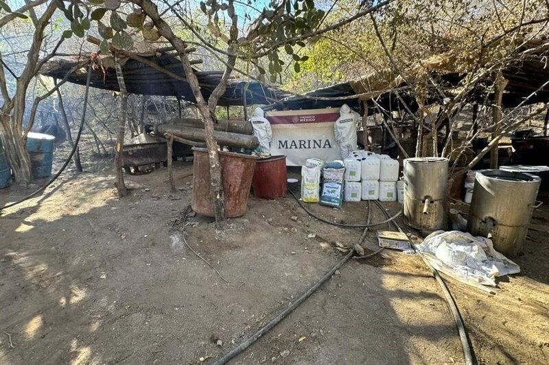 Laboratorio clandestino de drogas desmantelado por la Secretaría de Marina en Taymuco, Sonora, con productos químicos y estupefacientes asegurados.