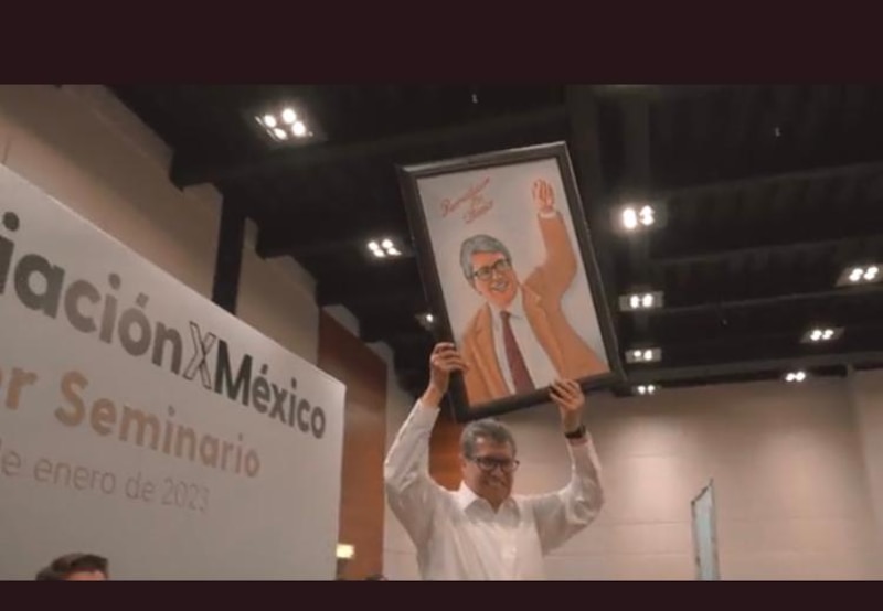 AMLO muestra un retrato de sí mismo