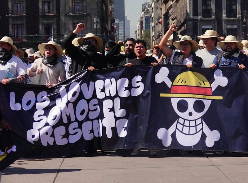 Cientos de personas, en su mayoría jóvenes, acudieron a la marcha de la Generación Z portando banderas y carteles en protesta contra el gobierno