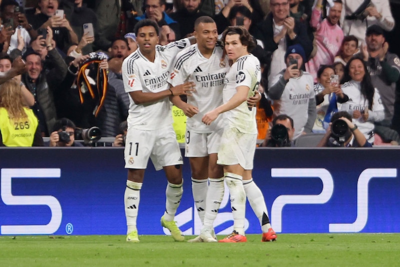 El delantero francés del Real Madrid Kylian Mbappé (c) celebra con sus compañeros tras marcar el segundo gol de su equipo en el partido de LaLiga entre el Real Madrid y el Getafe, este domingo en el estadio Santiago Bernabéu.