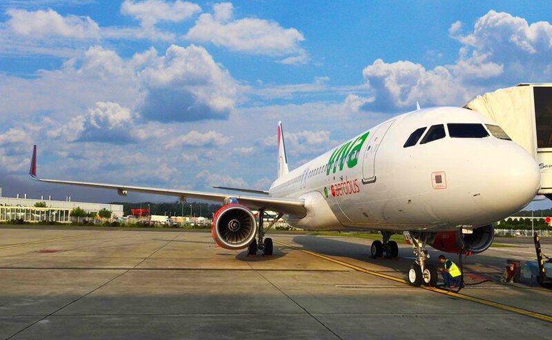 Un avión de Viva Aerobus en el aeropuerto