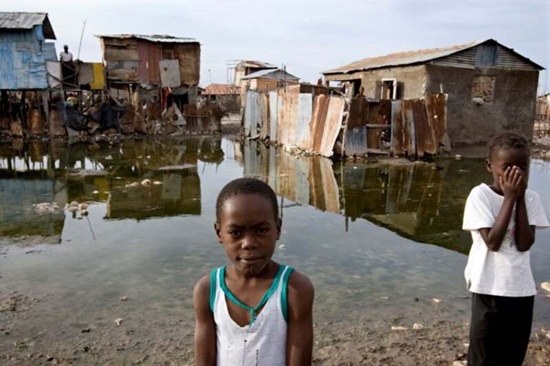 Niños en un barrio pobre de Puerto Príncipe, Haití