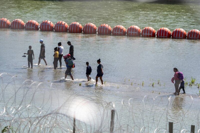 Migrantes cruzan el río Bravo hacia Estados Unidos