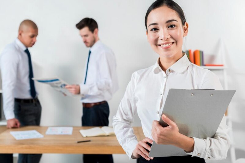 Mujer de negocios sosteniendo un portapapeles