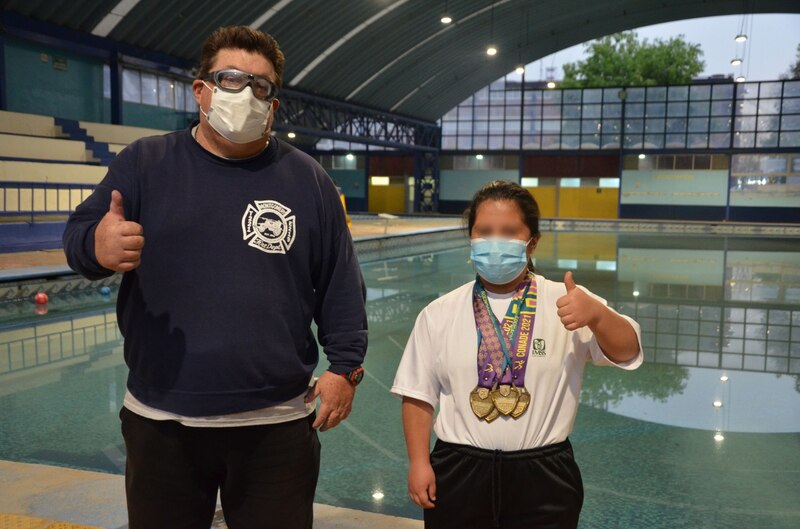 Niña con discapacidad gana medalla en natación
