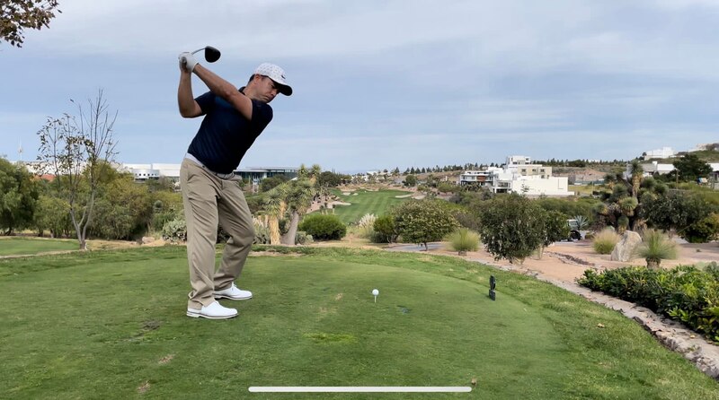 Golfista masculino en el tee de salida