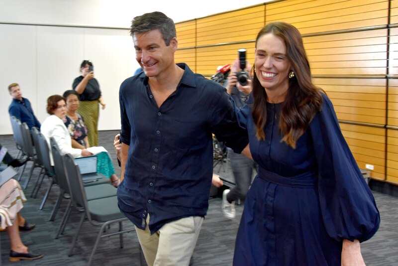 La primera ministra de Nueva Zelanda, Jacinda Ardern, y el primer ministro de Australia, Scott Morrison, caminan juntos.