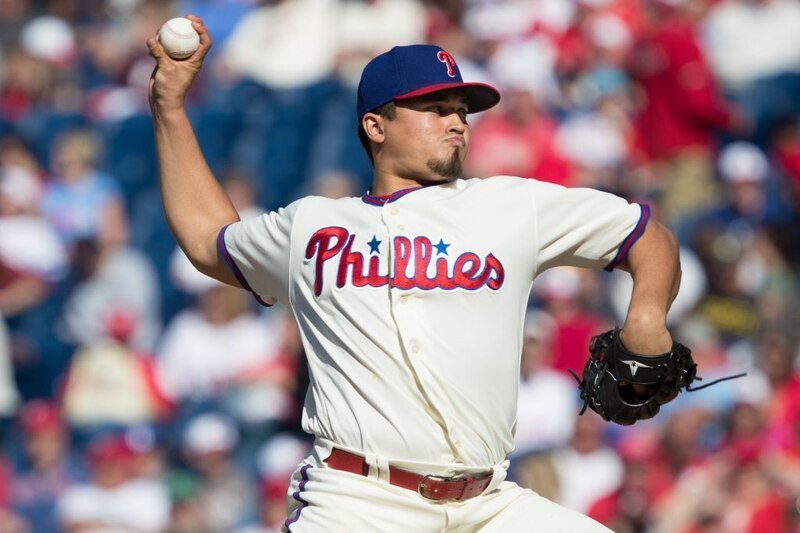 El lanzador de los Phillies, Zach Eflin, lanza la bola durante el partido contra los Nationals.