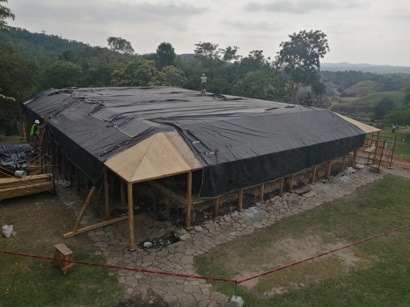 Estructura maya en proceso de restauración