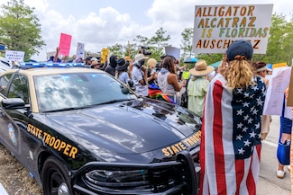 Alligator Alcatraz: ¿Cómo es el polémico campo de detención de Florida rodeado de caimanes?