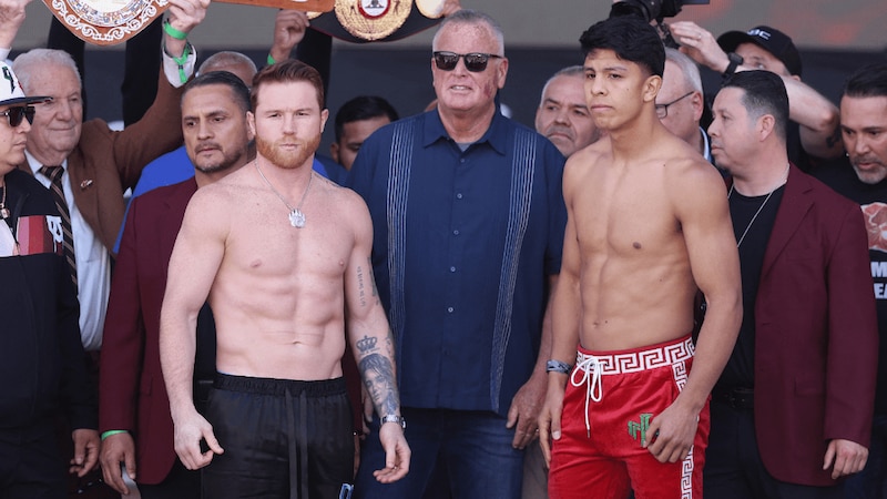 Canelo Álvarez y Caleb Plant en la ceremonia de pesaje previa a su pelea