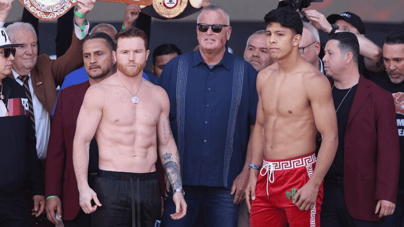 Canelo Álvarez y Caleb Plant en la ceremonia de pesaje previa a su pelea