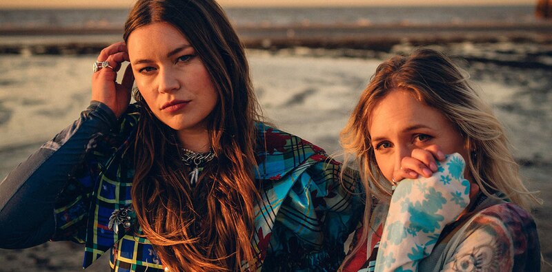Hermanas gemelas en la playa