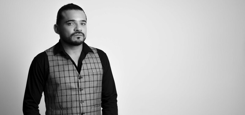 Retrato de un hombre joven con barba y chaleco