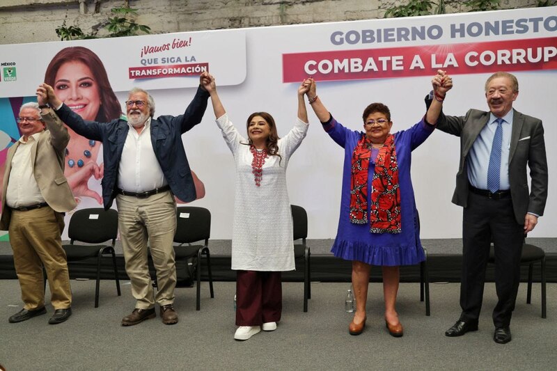 AMLO y simpatizantes celebran avances en el combate a la corrupción.