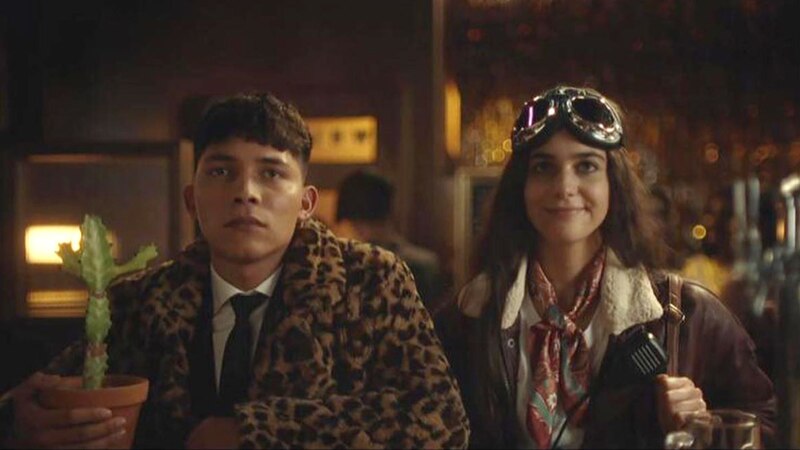 Jóvenes en un bar