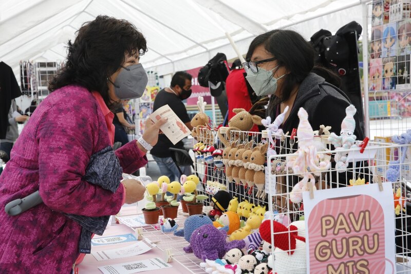 Mujeres comprando en un mercado de artesanías