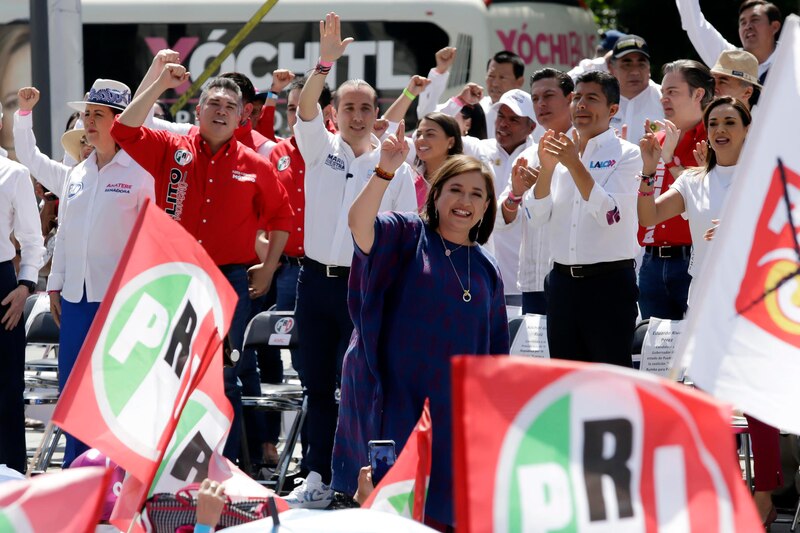 La candidata del PRI a la presidencia de México, Xóchitl Gálvez, saluda a sus seguidores durante un mitin de campaña.
