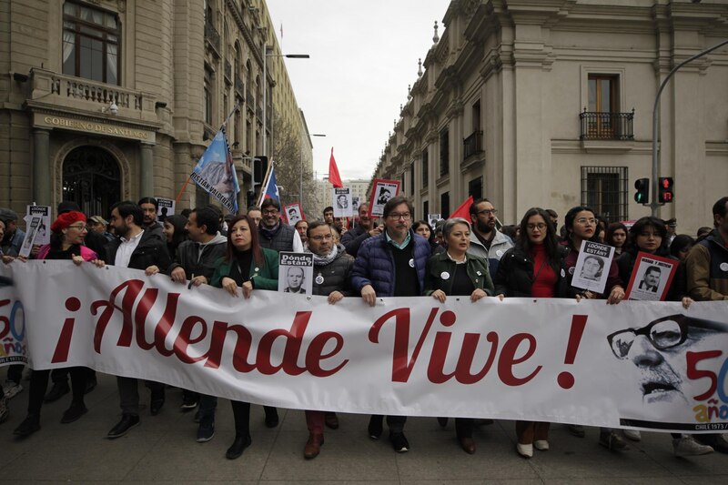 Multitudinaria marcha por el aniversario 45 del golpe de Estado en Chile