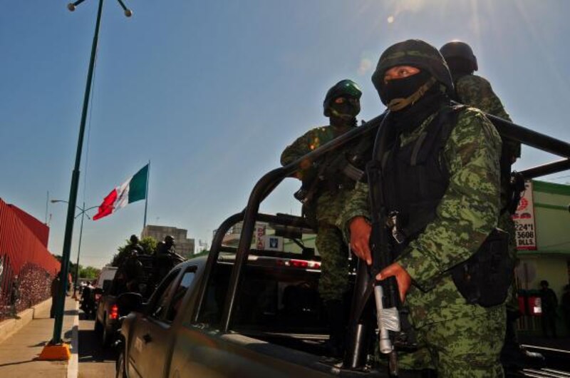 Militares mexicanos patrullan las calles de una ciudad