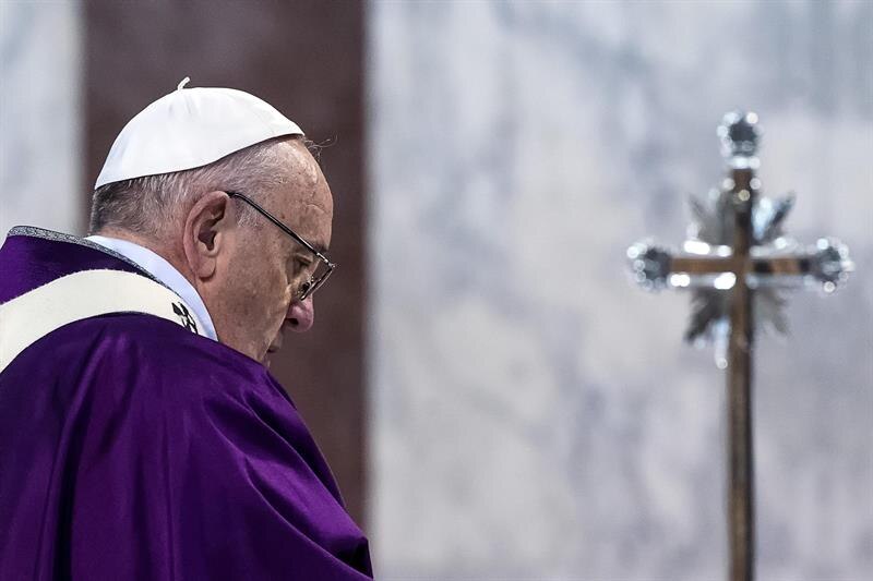 El Papa Francisco reza ante la cruz