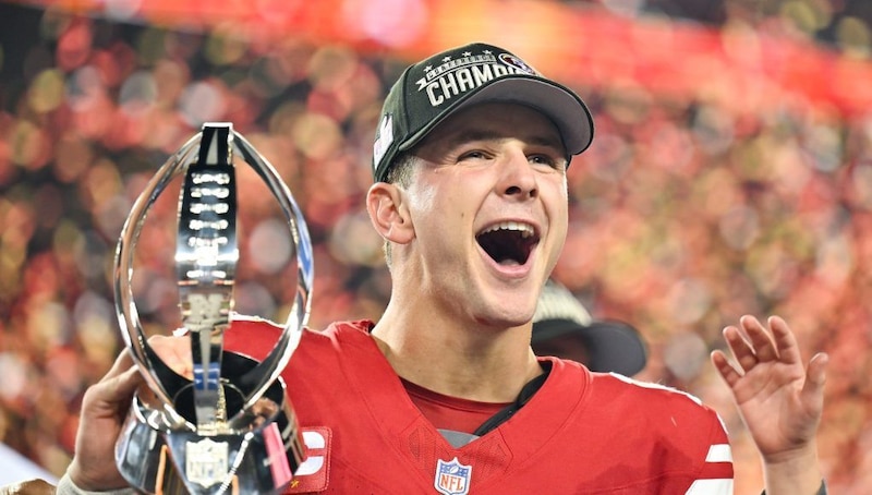 El jugador de fútbol americano Patrick Mahomes celebra la victoria de su equipo en la Super Bowl.