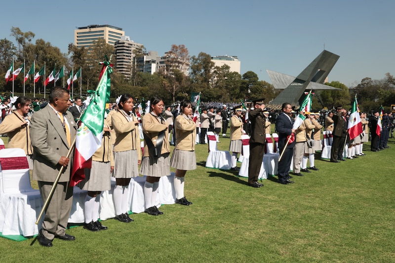 La Presidenta Claudia Sheinbaum tomó protesta de bandera de manera simultánea a través de la red digital, a 920 escoltas de escuelas primarias y secundarias de la Secretaría de Educación Pública. Algunas escuelas estuvieron presentes en la ceremonia que se realizó en Campo Marte