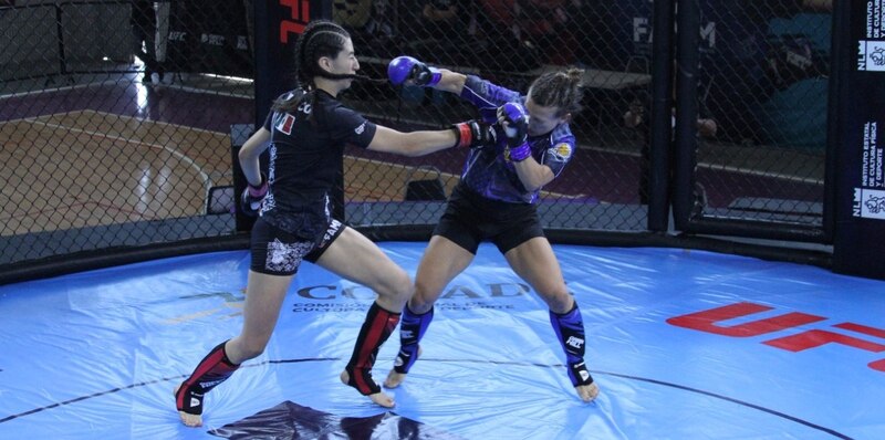 Pelea de artes marciales mixtas entre dos mujeres