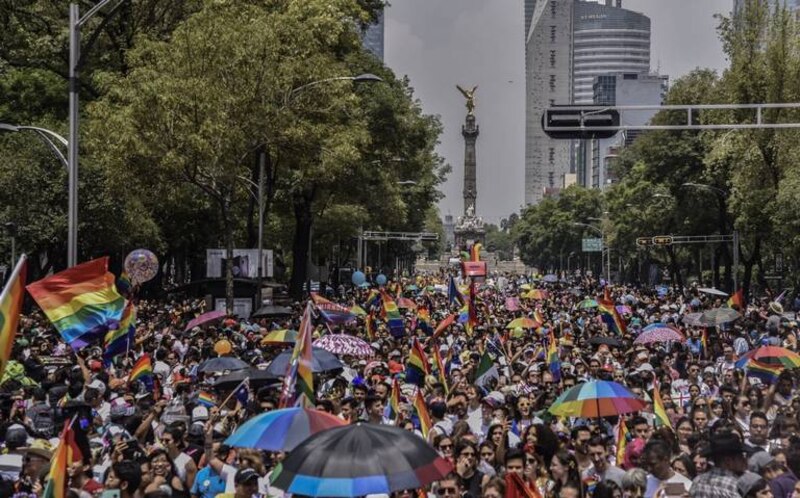 Multitudinaria marcha del orgullo gay en la Ciudad de México