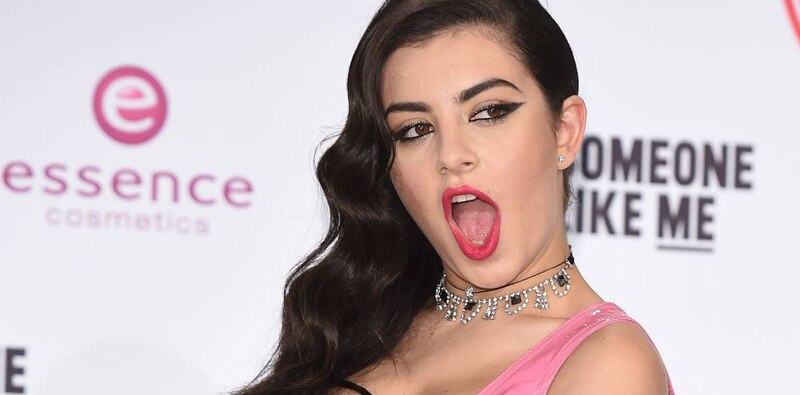 La cantante Bebe Rexha actúa en la alfombra roja de los Premios Grammy 2019