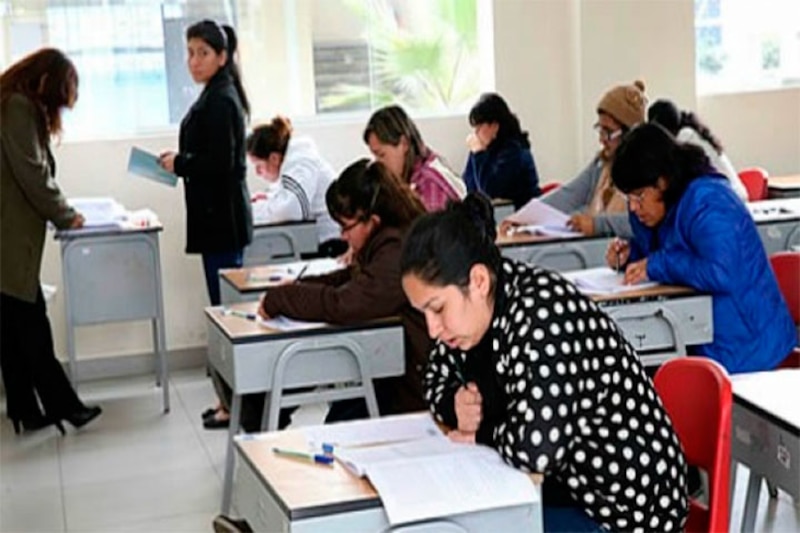 Mujeres tomando un examen en un aula