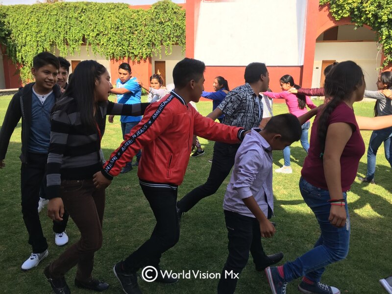 Jóvenes jugando en círculo