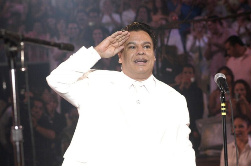 El cantante mexicano Vicente Fernández saluda al público durante un concierto.
