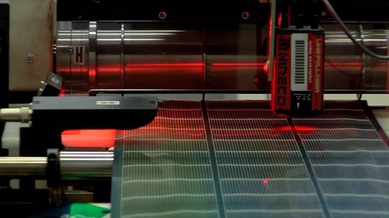 Paneles solares en una línea de producción