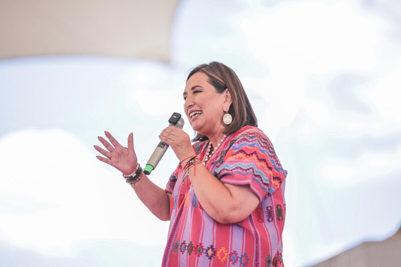 La presidenta Xiomara Castro pronuncia un discurso ante una multitud.