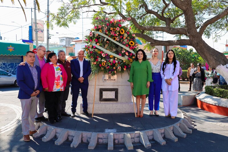 Ofrenda floral en el monumento a Nezahualcóyotl en Texcoco