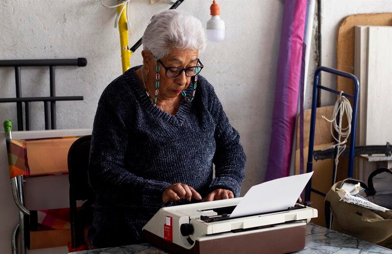 Mujer mayor escribiendo a máquina