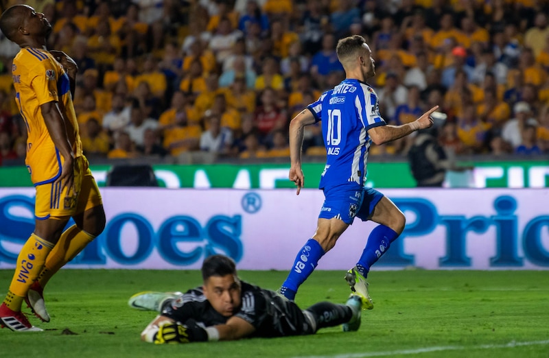 Jugador de fútbol celebra un gol