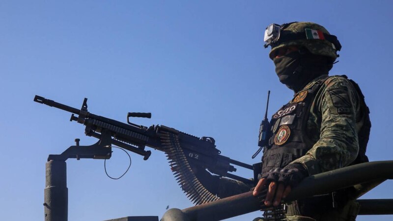 Soldado mexicano con una ametralladora