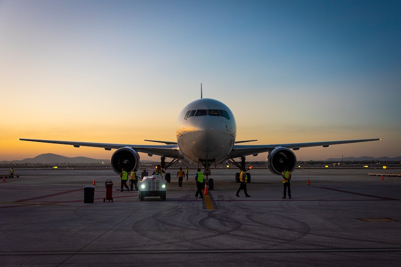 Avión en la pista de aterrizaje al atardecer