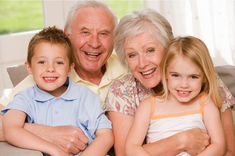 Abuelos sonrientes con sus nietos
