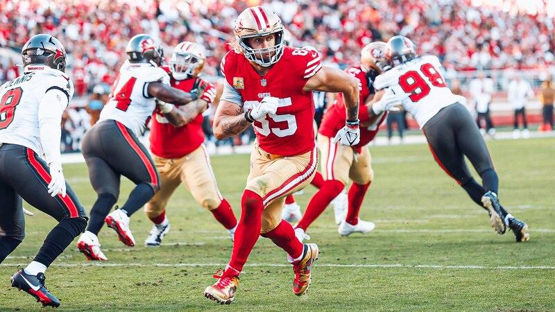 El jugador de fútbol americano George Kittle corre por el campo durante un partido.
