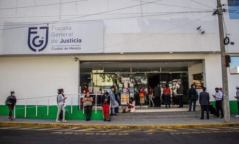 Larga fila de personas afuera de la Fiscalía General de Justicia de la Ciudad de México.