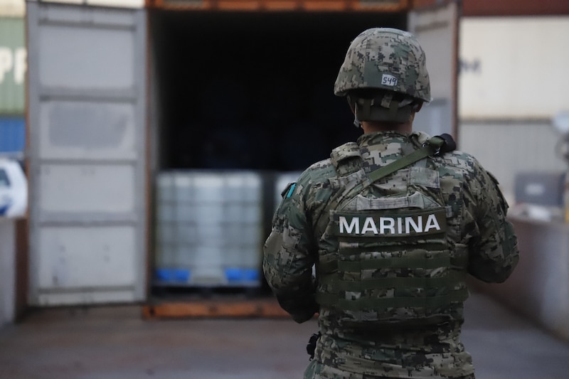 Un soldado de la marina custodia un contenedor