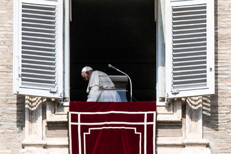 El Papa Francisco se asoma a la ventana de su estudio en el Vaticano